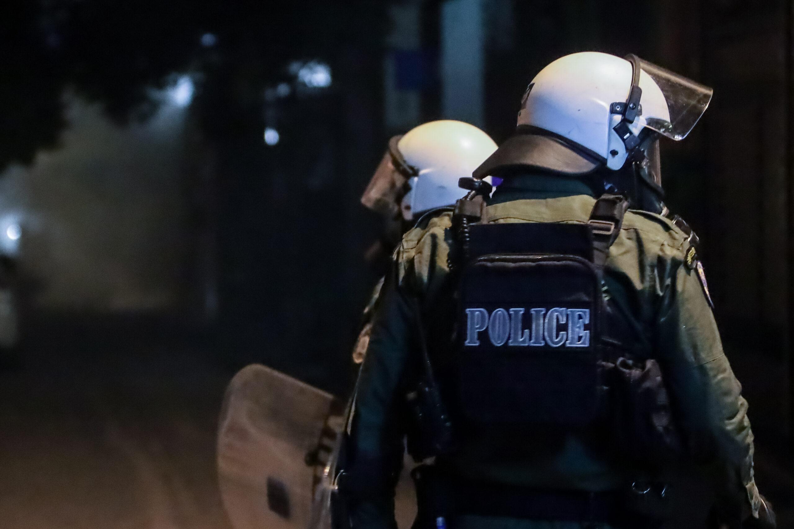 Επεισόδια με χημικά και οδοφράγματα στα Εξάρχεια μετά την πορεία για τον τραυματισμό της 16χρονης – Προσαγωγές και συλλήψεις (ΒΙΝΤΕΟ)