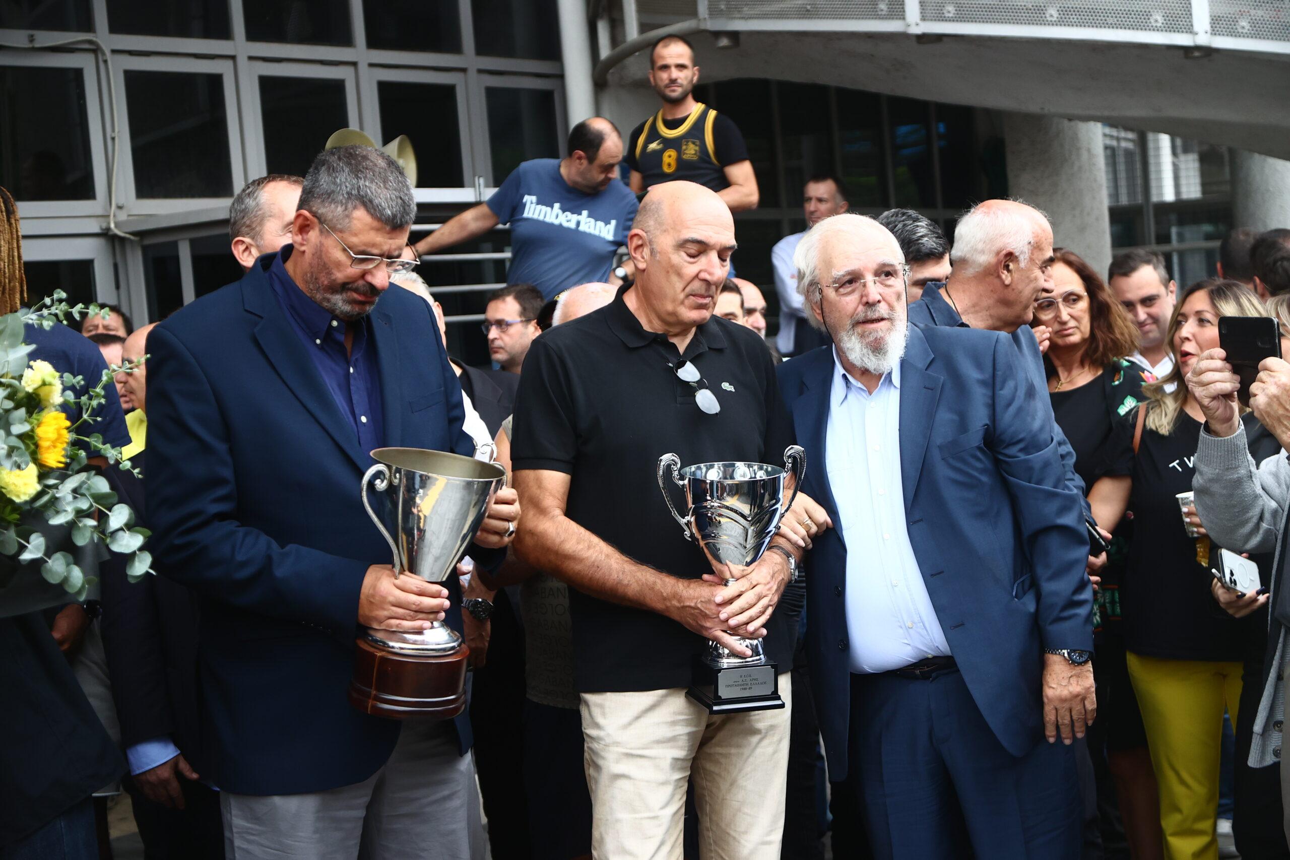 Σε λαϊκό προσκύνημα η σορός του Γιάννη Ιωαννίδη – Πλήθος κόσμου στο Αλεξάνδρειο Μέλαθρο