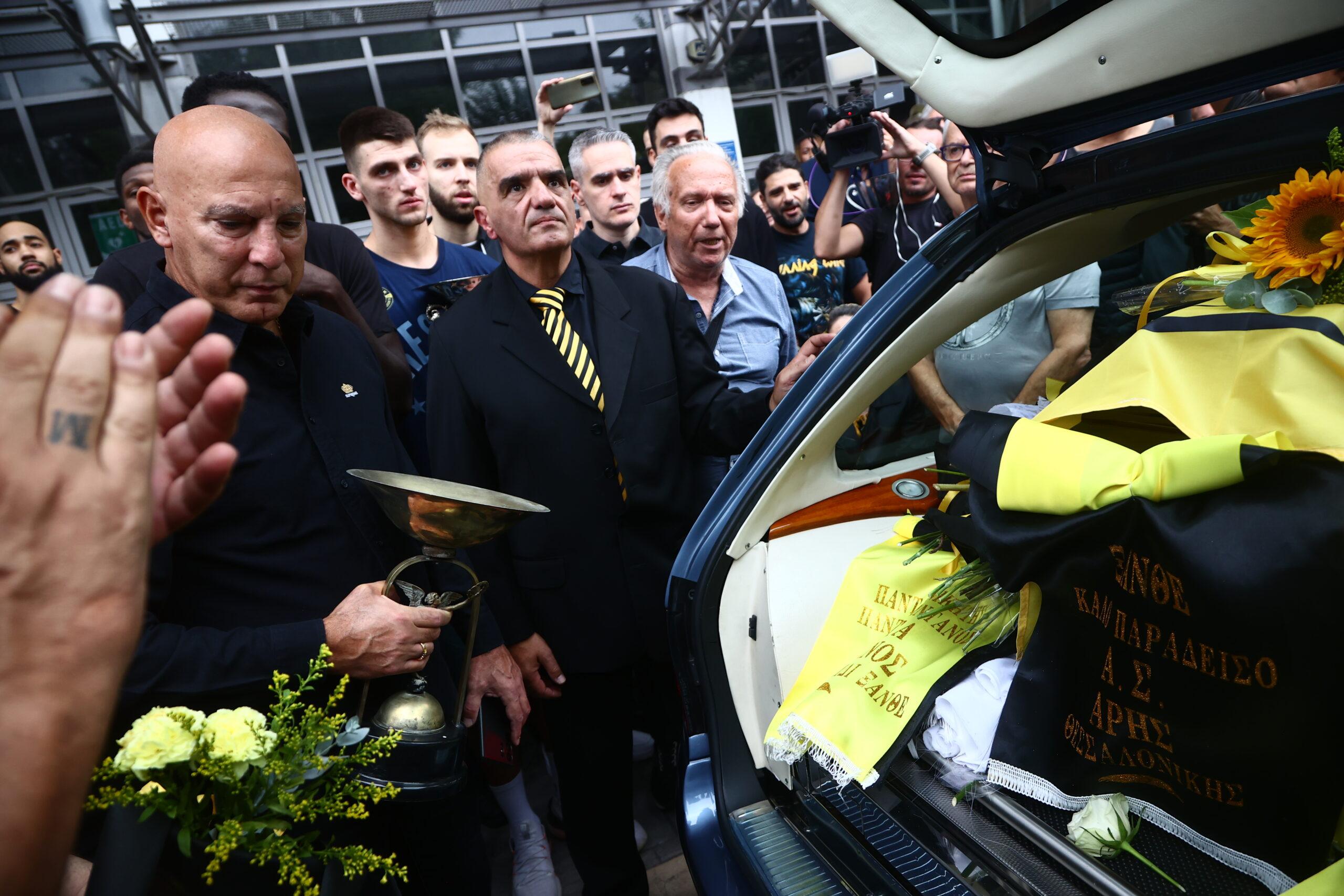 Στο Παλέ Ντε Σπορ η σορός του Γιάννη Ιωαννίδη – Το «αντίο» με τα κύπελλα και τα πρωταθλήματα που κατέκτησε