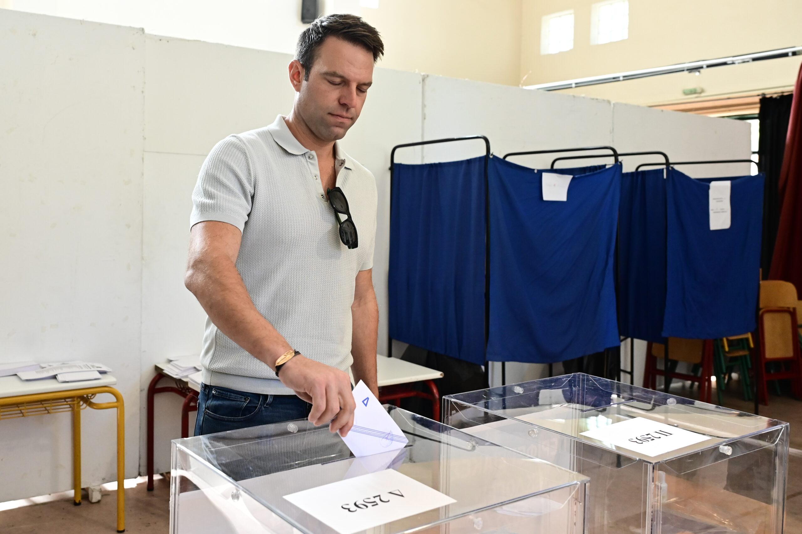 Ψήφισε ο Στέφανος Κασσελάκης: «Πρέπει οι Ελληνίδες και οι Έλληνες να ψηφίσουν για πιο δίκαιο κράτος»