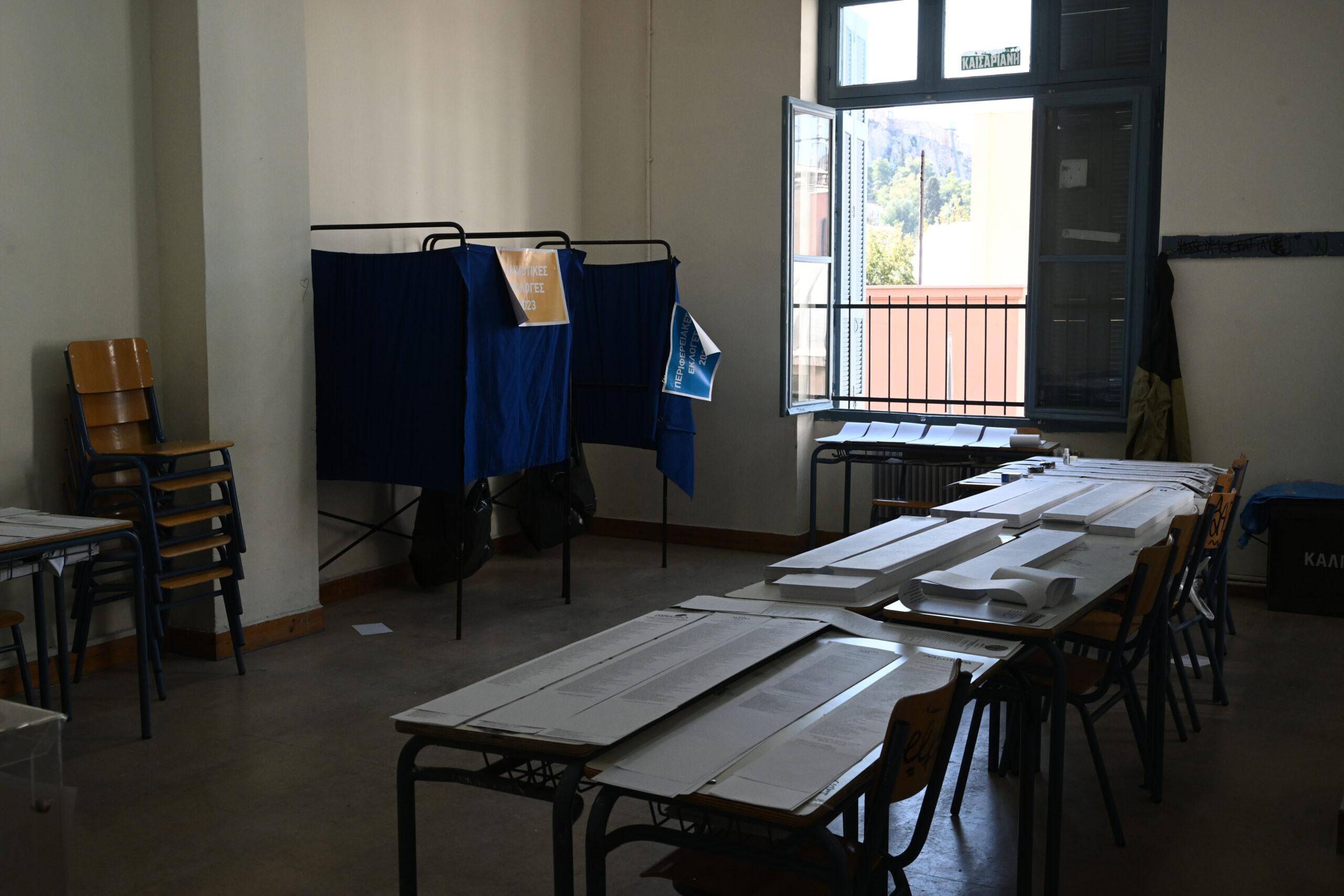 Αγρίνιο: Προσήχθησαν δύο άτομα που μοίραζαν ψηφοδέλτια έξω από εκλογικό κέντρο