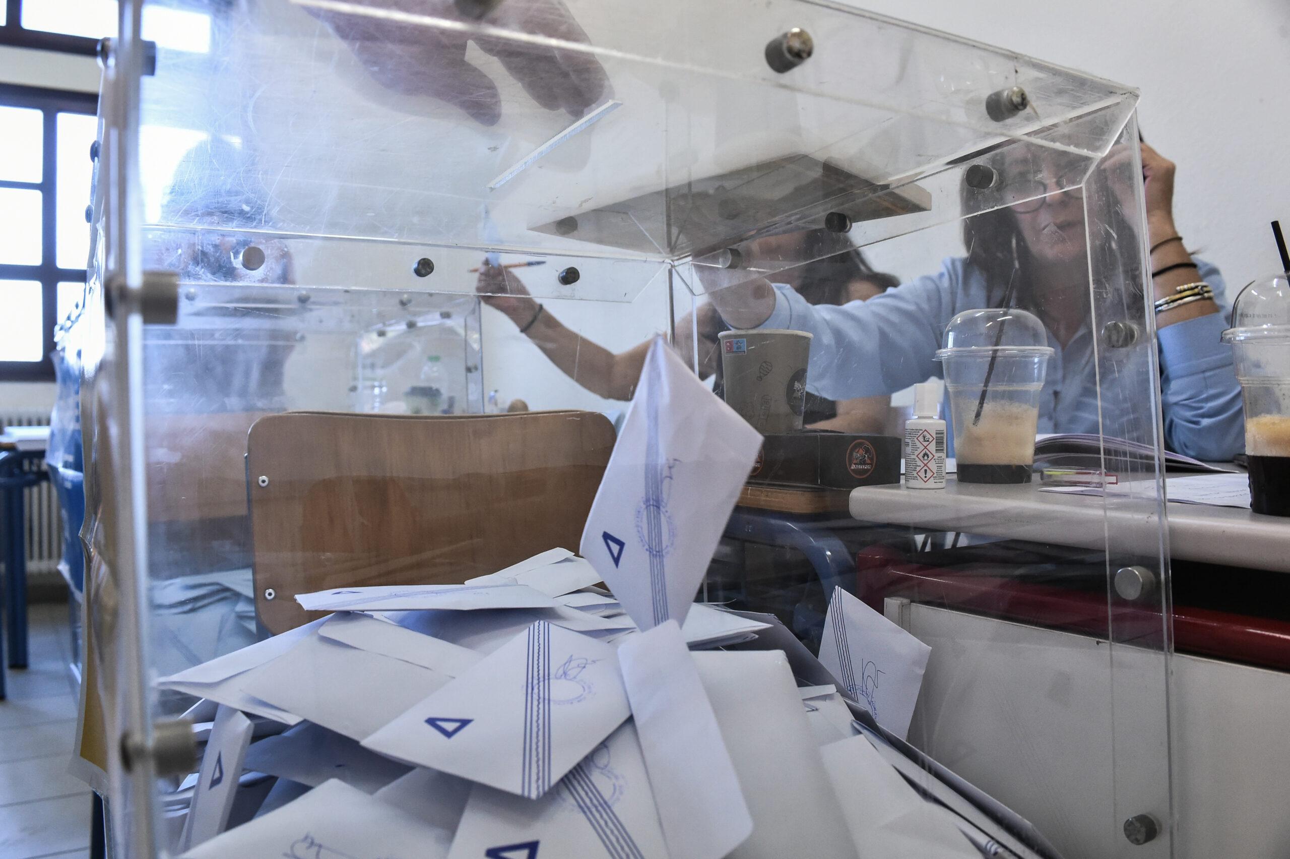 Δημοσκόπηση Metron Analysis: Ακρίβεια και ομόφυλα ζευγάρια ρίχνουν τα ποσοστά της ΝΔ