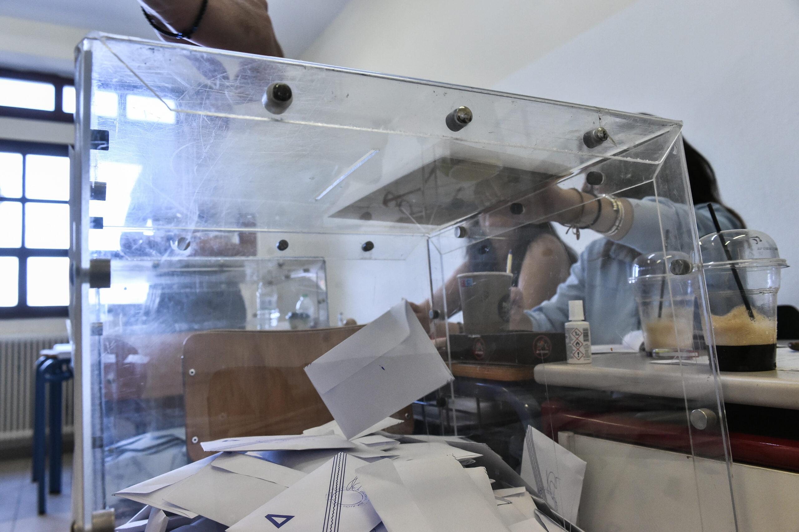 Δημοσκόπηση GPO: Νέα δεδομένα στο πολιτικό σκηνικό και οργή για τα Τέμπη