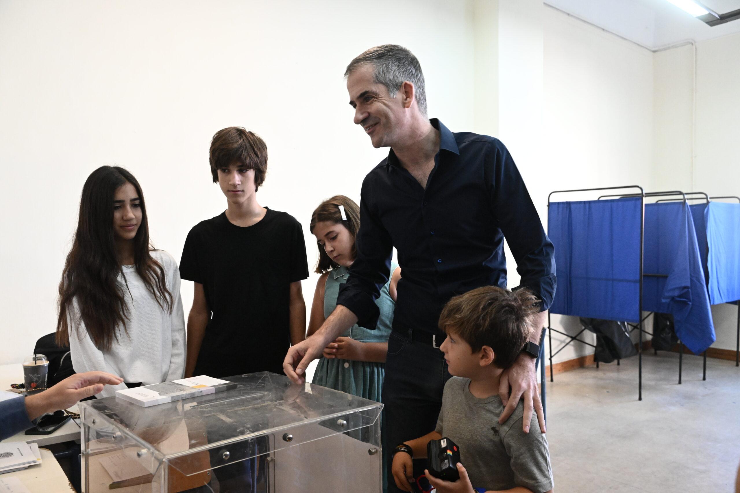 Ψήφισε ο Κώστας Μπακογιάννης: «Σήμερα αποφασίζουν οι Αθηναίοι για το μέλλον της γειτονιάς τους»