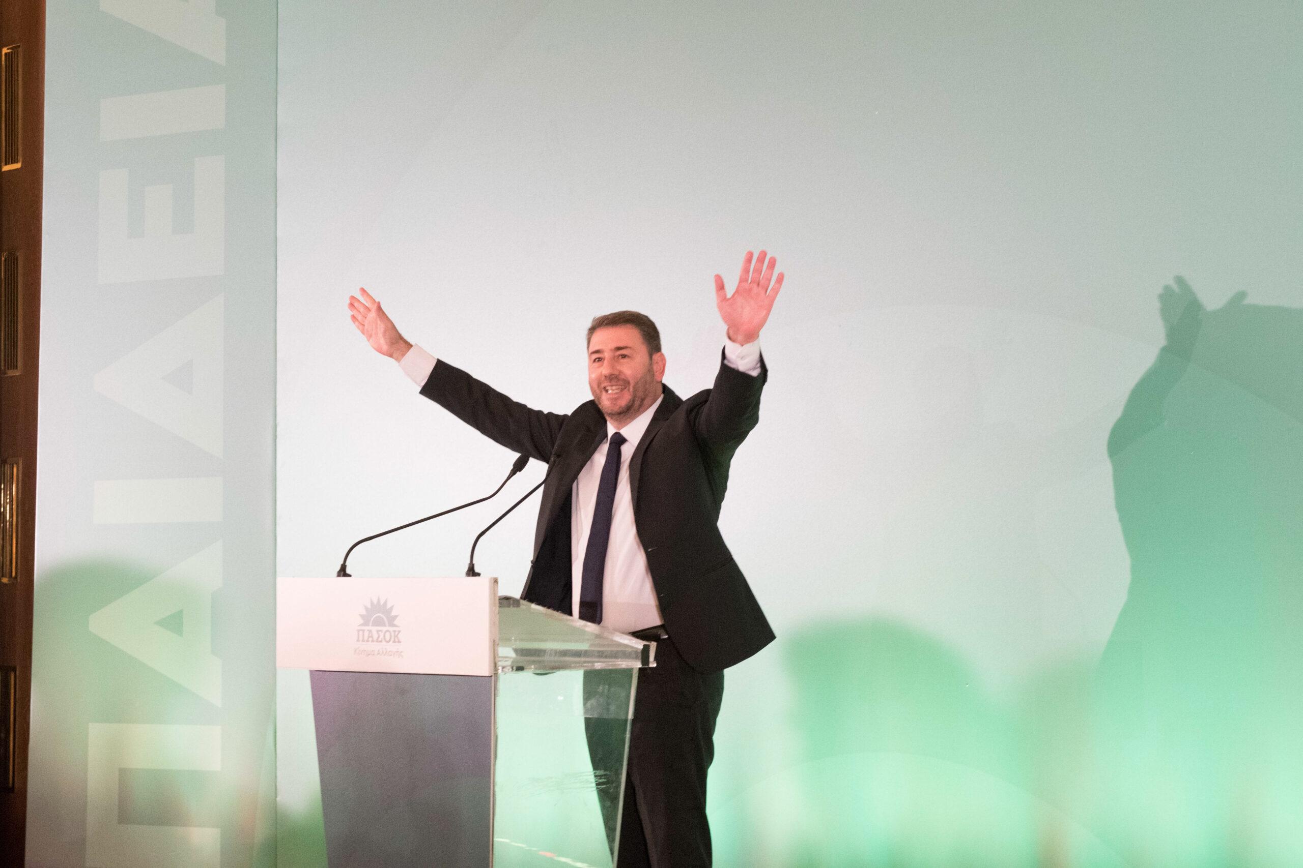 Εποχές «παλιού» ΠΑΣΟΚ στην Κρήτη: Ουρές αυτοκινήτων, με σημαίες λίγο πριν την ομιλία του Νίκου Ανδρουλάκη (ΒΙΝΤΕΟ)