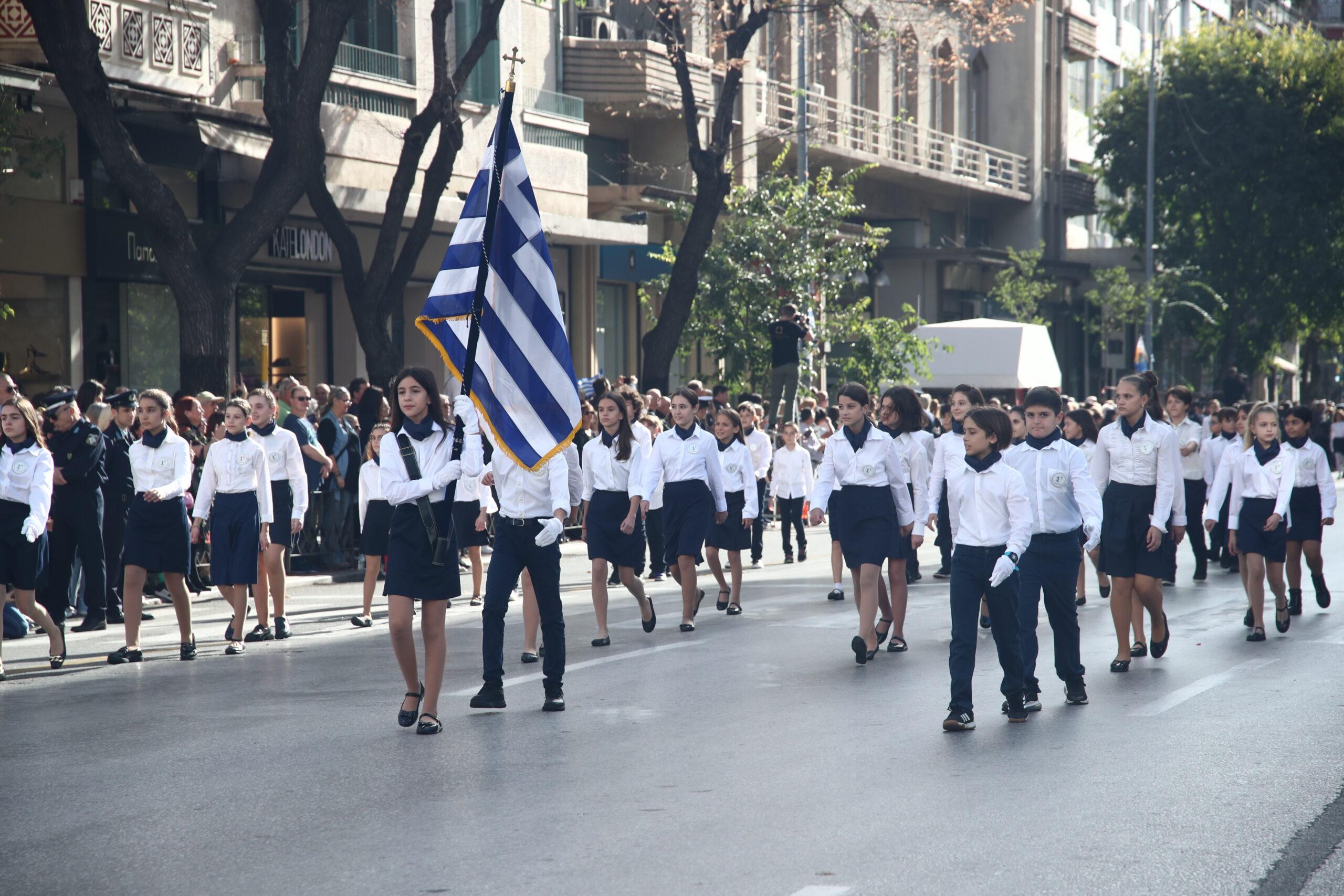 Θεσσαλονίκη: Με θερμό χειροκρότημα ολοκληρώθηκε η μαθητική παρέλαση (Βίντεο)