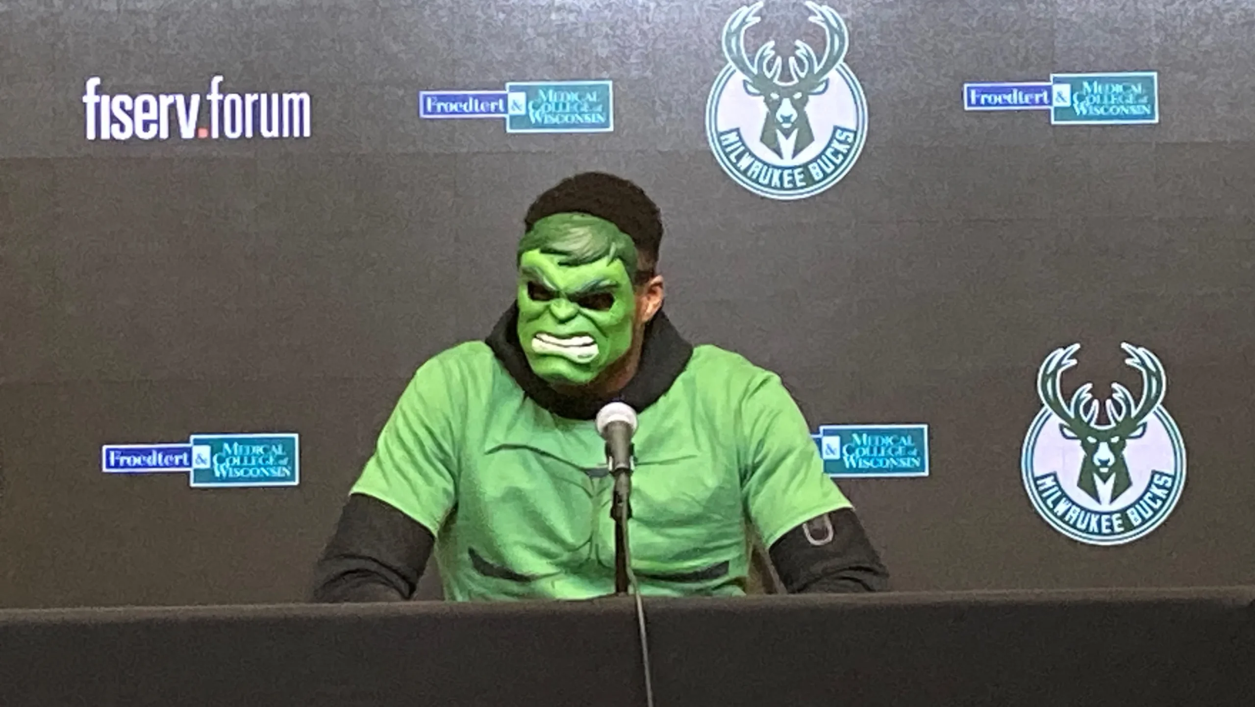 NBA: Ο Γιάννης ντύθηκε Hulk και πήγε στη συνέντευξη Τύπου (ΒΙΝΤΕΟ)