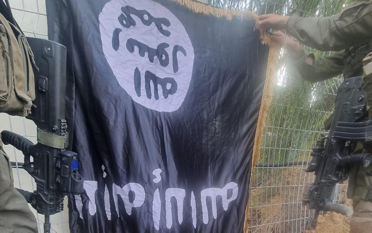 Πτώματα μαχητών της Χαμάς καλύφθηκαν με σημαίες του ISIS