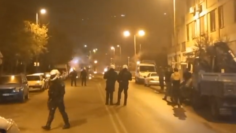 Πανεπιστημιούπολη: Επεισόδια με κουκουλοφόρους που επιτέθηκαν σε ΜΑΤ, ζημιές σε αυτοκίνητα