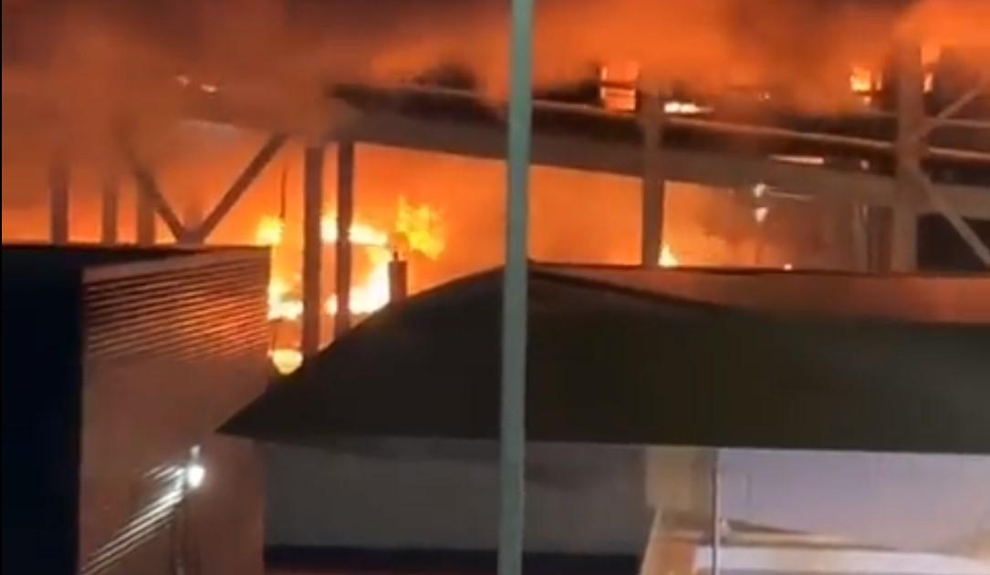 Βρετανία: Φωτιά στο αεροδρόμιο του Λούτον
