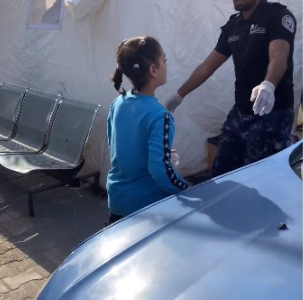 Συνταρακτικό βίντεο με κοριτσάκι στη Γάζα που καταρρέει βλέποντας τη μητέρα του νεκρή