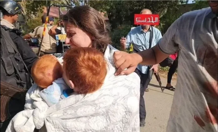 Η στιγμή της τρομακτικής απαγωγής μιας Ισραηλινής μητέρας και των δύο γιων της από την Χαμάς (VIDEO)