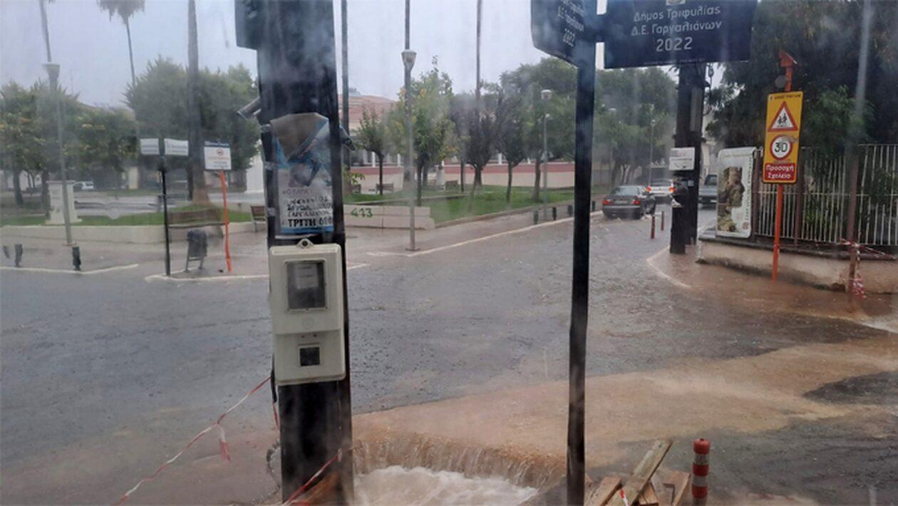 Κακοκαιρία: Σε χείμαρρους μετατράπηκαν οι δρόμοι στους Γαργαλιάνους