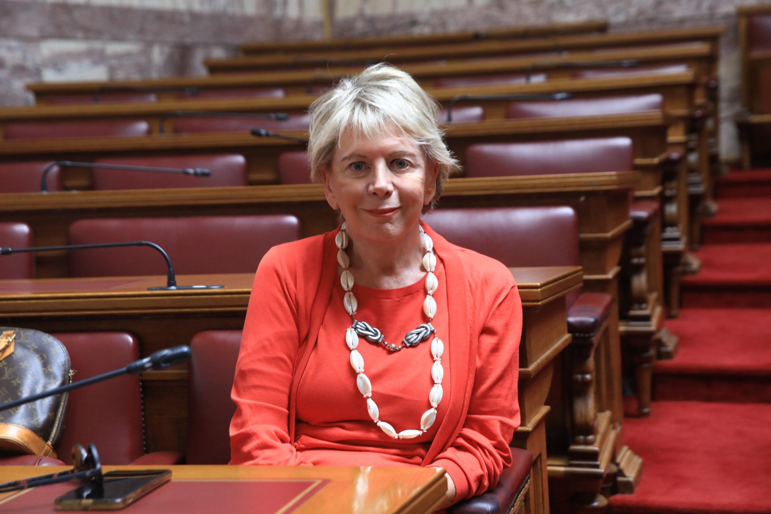 Έλενα Ακρίτα | «Καταθέτω αγωγή κατά του Πρωθυπουργικού Γραφείου»