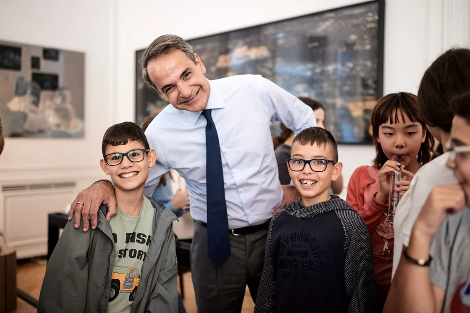 Μαθητές Δημοτικού αιφνιδίασαν τον Κ. Μητσοτάκη στο Μαξίμου – Η επίσκεψη και τα παιχνίδια (φώτο)