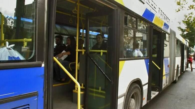 Αρτέμιδα: Επιβάτης έσπασε τα τζάμια λεωφορείου και φώναζε «θα σας σκοτώσω όλους»