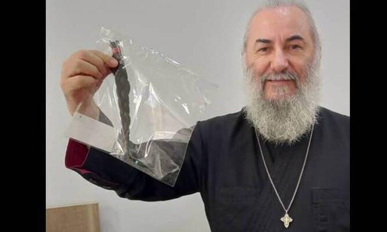 Λάρισα: Ιερέας έκοψε τα μαλλιά του και τα δώρισε για καλό σκοπό