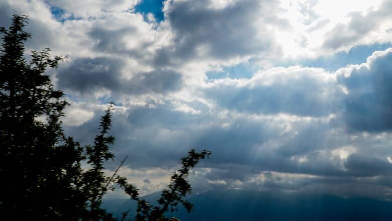 Καιρός: Πρόσκαιρες βροχές και υψηλές θερμοκρασίες αύριο στην χώρα μας