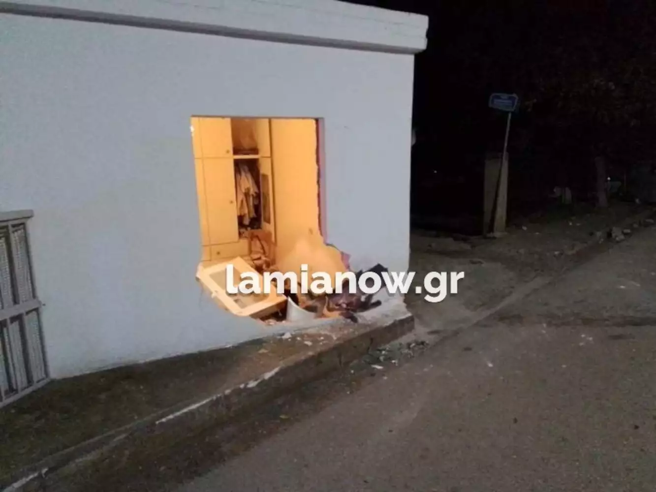 Λαμία: Αυτοκίνητο έπεσε πάνω σε σπίτι και γκρέμισε τον τοίχο της κρεβατοκάμαρας