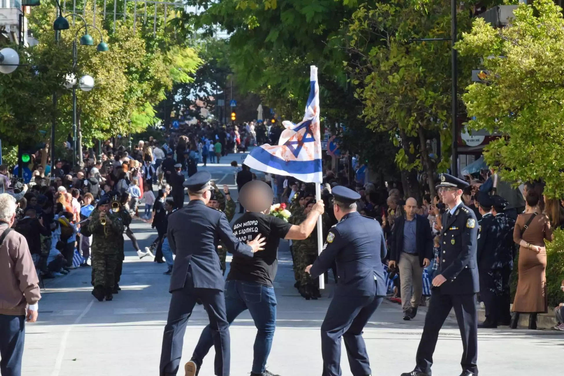 28η Οκτωβρίου – Λάρισα: «Ματωμένη» σημαία του Ισραήλ στην παρέλαση