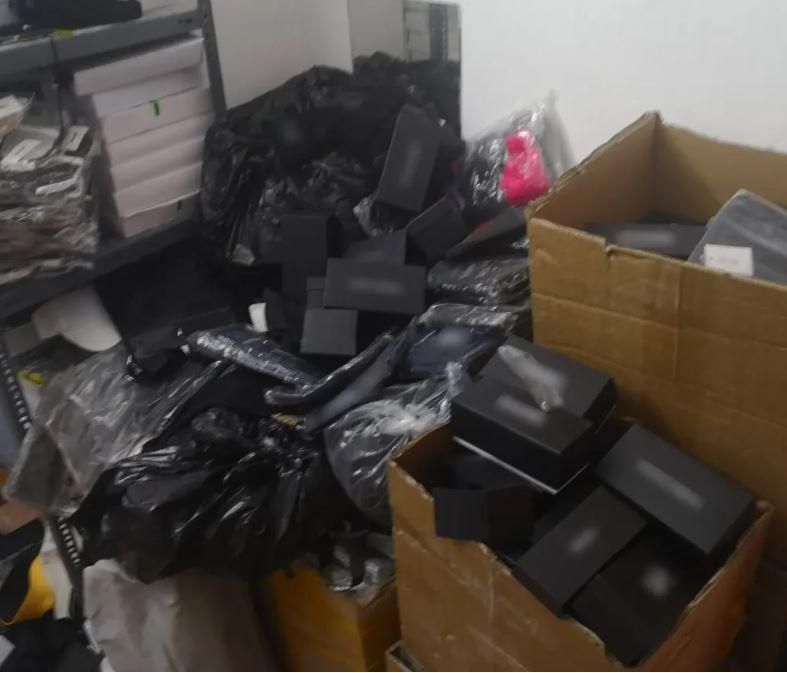 Θεσσαλονίκη: Μετέτρεψαν σπίτι σε αποθήκη προϊόντων «μαϊμού» – Τα ευρήματα της αστυνομίας