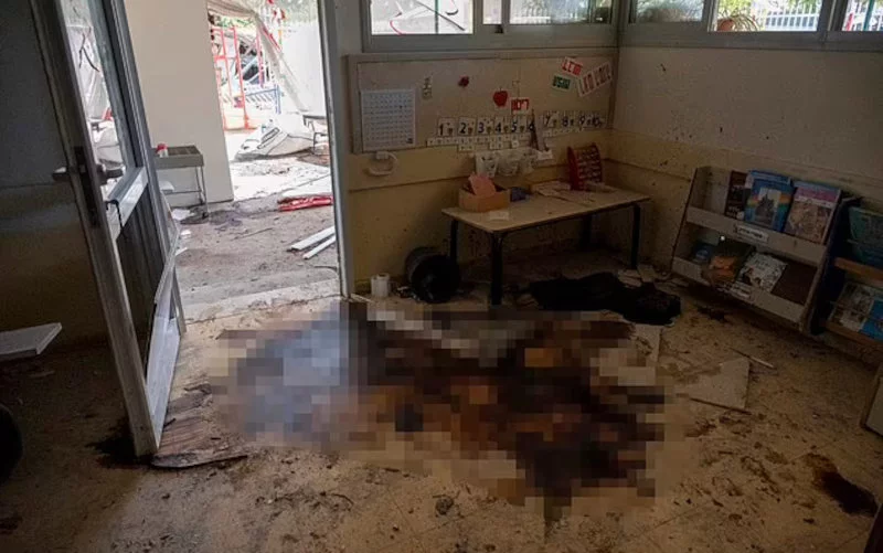 Απίστευτες εικόνες από το μακελειό σε νηπιαγωγείο στο Ισραήλ: Αίθουσες μέσα στα αίματα, αρκουδάκια γαζωμένα με σφαίρες