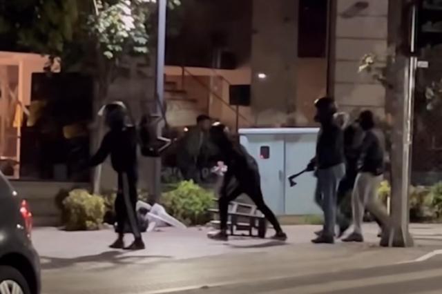 Άγρια επίθεση στη Θεσσαλονίκη: Κατέθεσε ο 35χρονος- «Ήταν 30 άτομα με τσεκούρια, τέιζερ και πυρσούς»