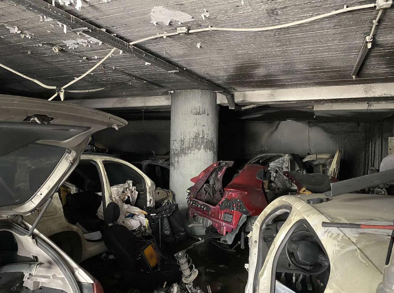 Νέο Ηράκλειο: Αποθήκη κλεμμένων αυτοκινήτων αποκαλύφθηκε μετά από πυρκαγιά