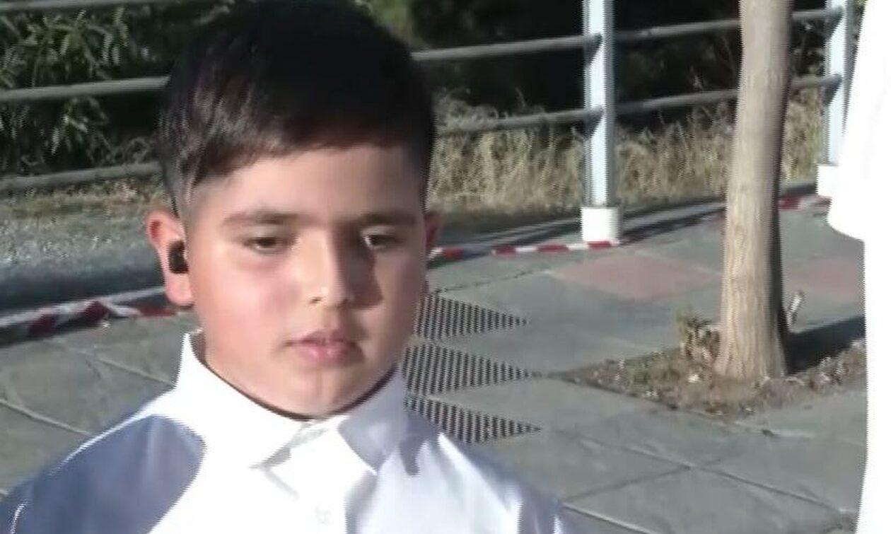Θεσσαλονίκη: Συγκλονιστικές στιγμές στην παρέλαση στην Καλαμαριά – 11χρονος με προβλήματα όρασης κράτησε ψηλά τη σημαία (ΒΙΝΤΕΟ)