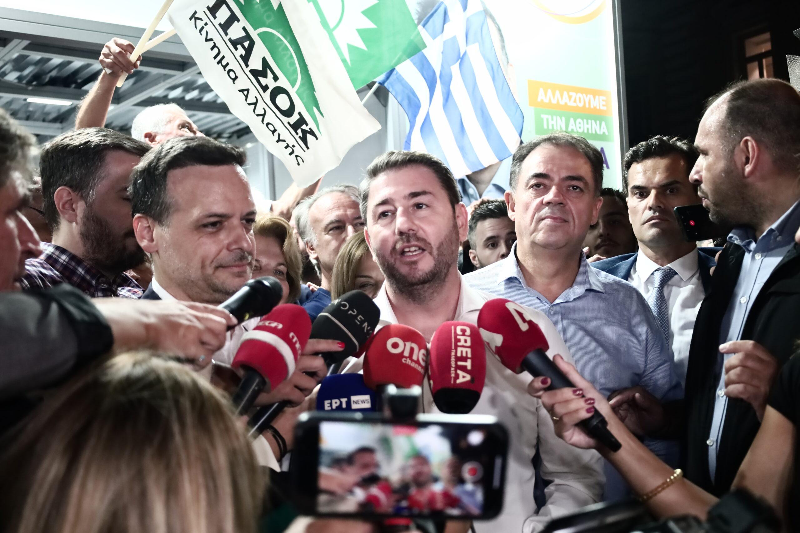 Ανδρουλάκης: «Πετύχαμε μία μεγάλη νίκη για το ΠΑΣΟΚ – Ήττα της αλαζονείας Μητσοτάκη»