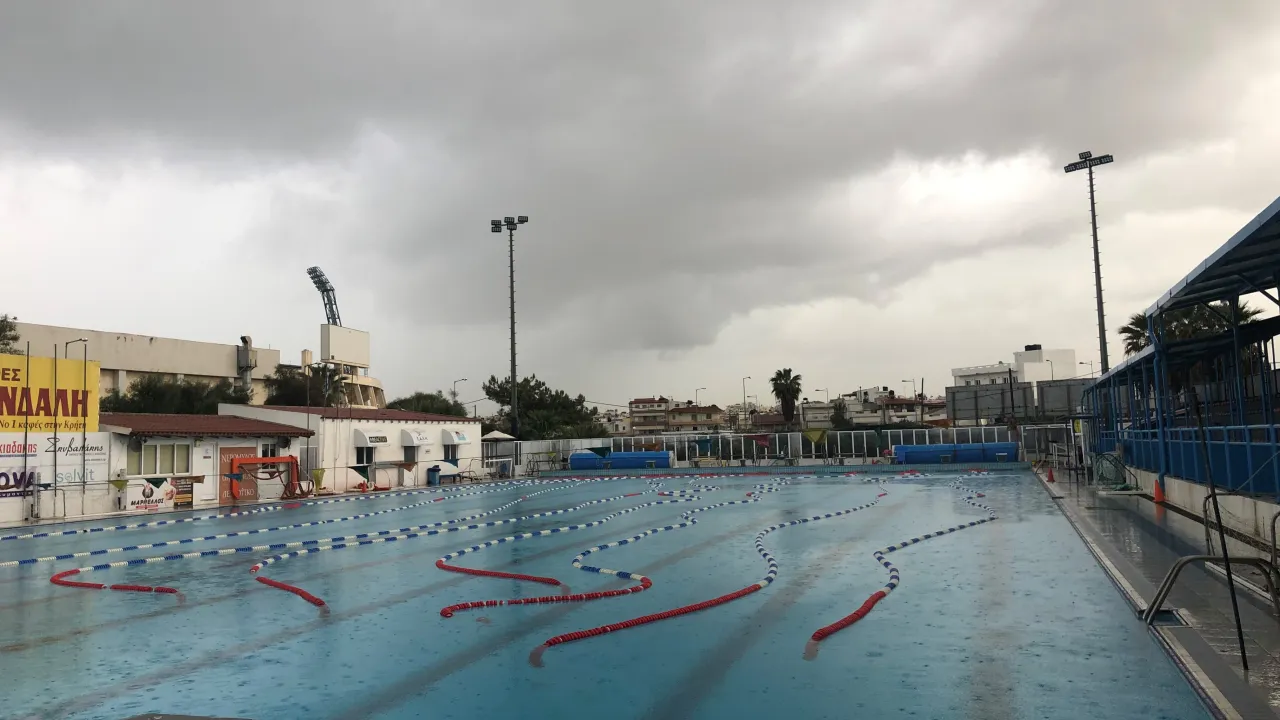 Ηράκλειο: Αναζητείται 52χρονος που αυνανιζόταν παρακολουθώντας την προπόνηση παιδιών έξω από κολυμβητήριο