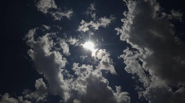 Καιρός: Τοπικές βροχές και υψηλές για την εποχή θερμοκρασίες