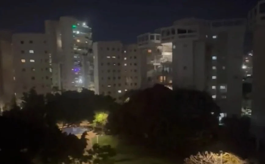 Ανατριχιαστικό βίντεο: Βγαίνουν στα μπαλκόνια και τραγουδούν τον εθνικό ύμνο του Ισραήλ – «Δεν θα λυγίσουμε»