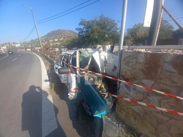 Τροχαίο στην Λεωφόρο Αθηνών – Σουνίου: Αυτοκίνητο έπεσε πάνω σε τοίχο