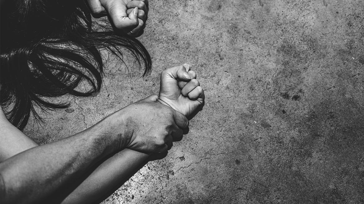 Φρίκη στην Ηλεία | Ο σύντροφός της την γρονθοκόπησε, την κλείδωσε στο σπίτι και την βίασε