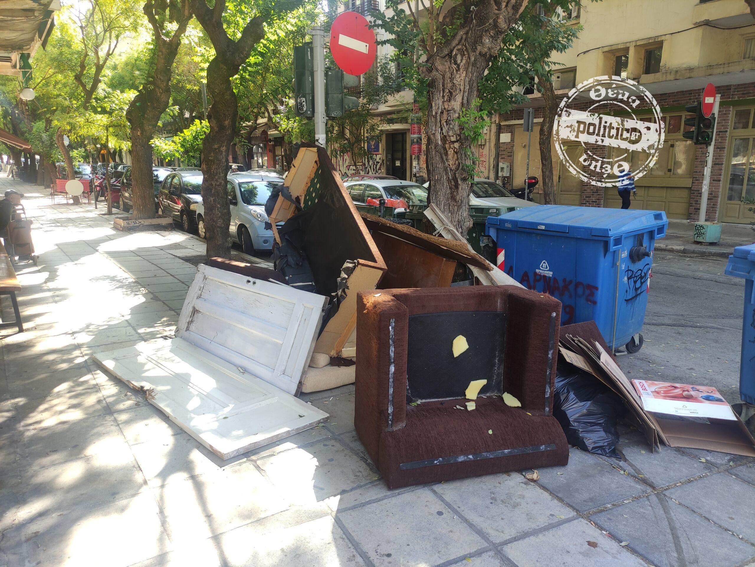 Θεσσαλονίκη: Γεμάτοι οι κάδοι ανακύκλωσης – Τα σκουπίδια καλύπτουν τα πεζοδρόμια (ΦΩΤΟ)