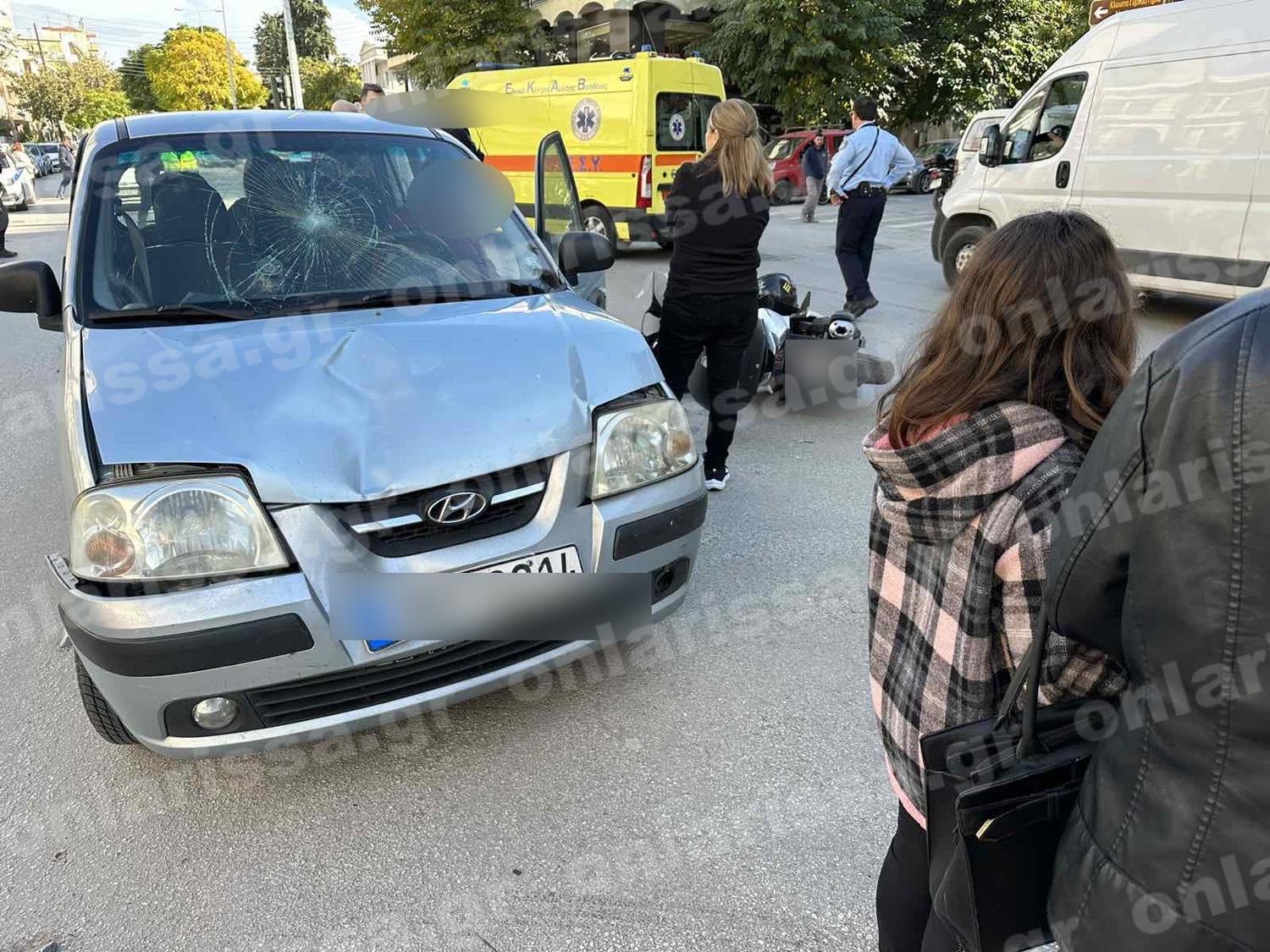 Λάρισα: Σύγκρουση δύο αυτοκινήτων με ένα μηχανάκι – Δύο νεαροί τραυματίες