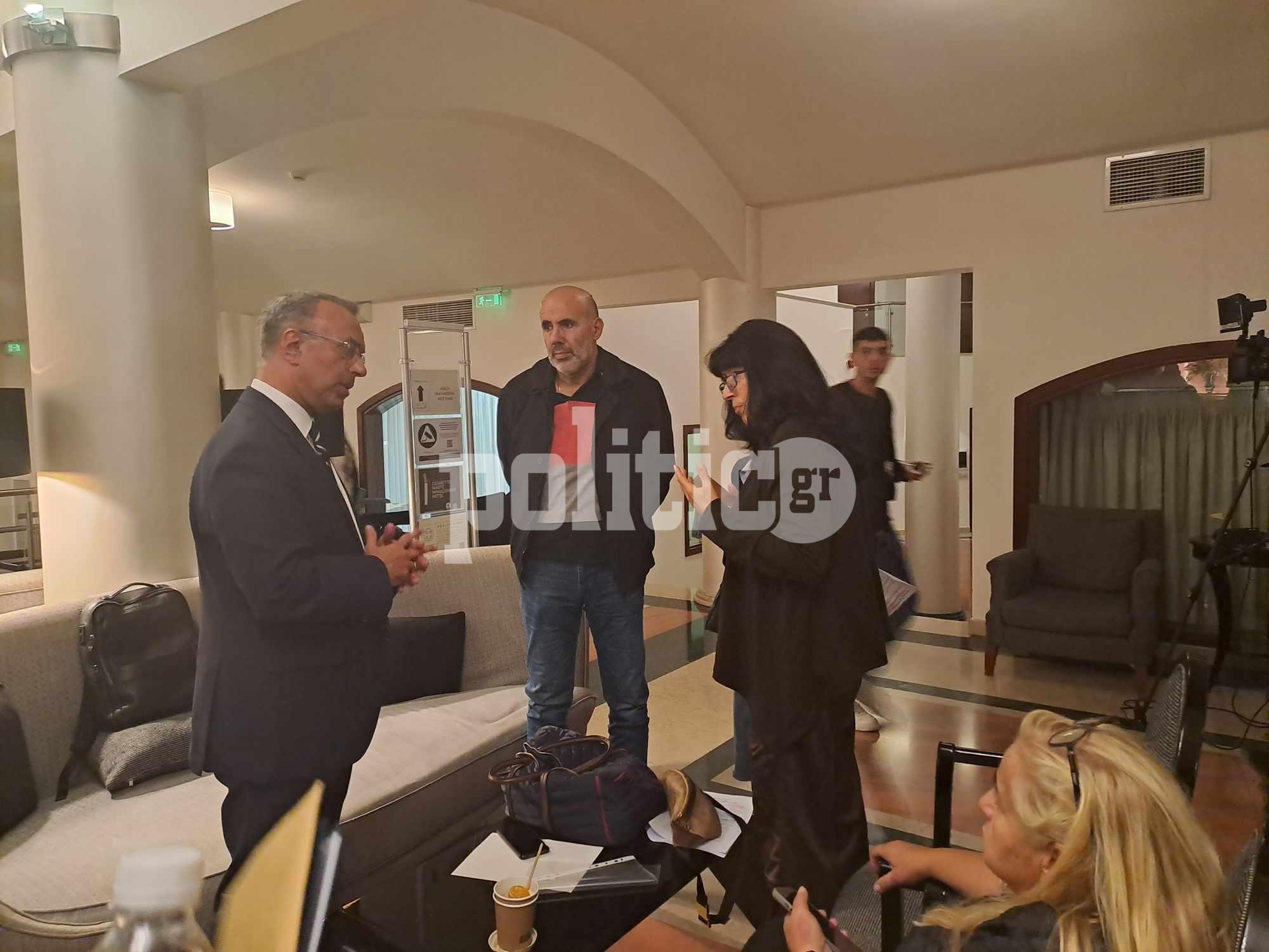 Πολίτες κατά του Fly Over: “Καταστρέφετε τις περιουσίες μας” – Ξαφνική συνάντηση με τον Σταϊκούρα