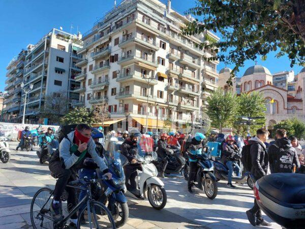 Θεσσαλονίκη: Σε εξέλιξη μοτοπορεία διανομέων στο κέντρο της πόλης για τον θάνατο του 39χρονου ντελιβερά (ΦΩΤΟ & ΒΙΝΤΕΟ)