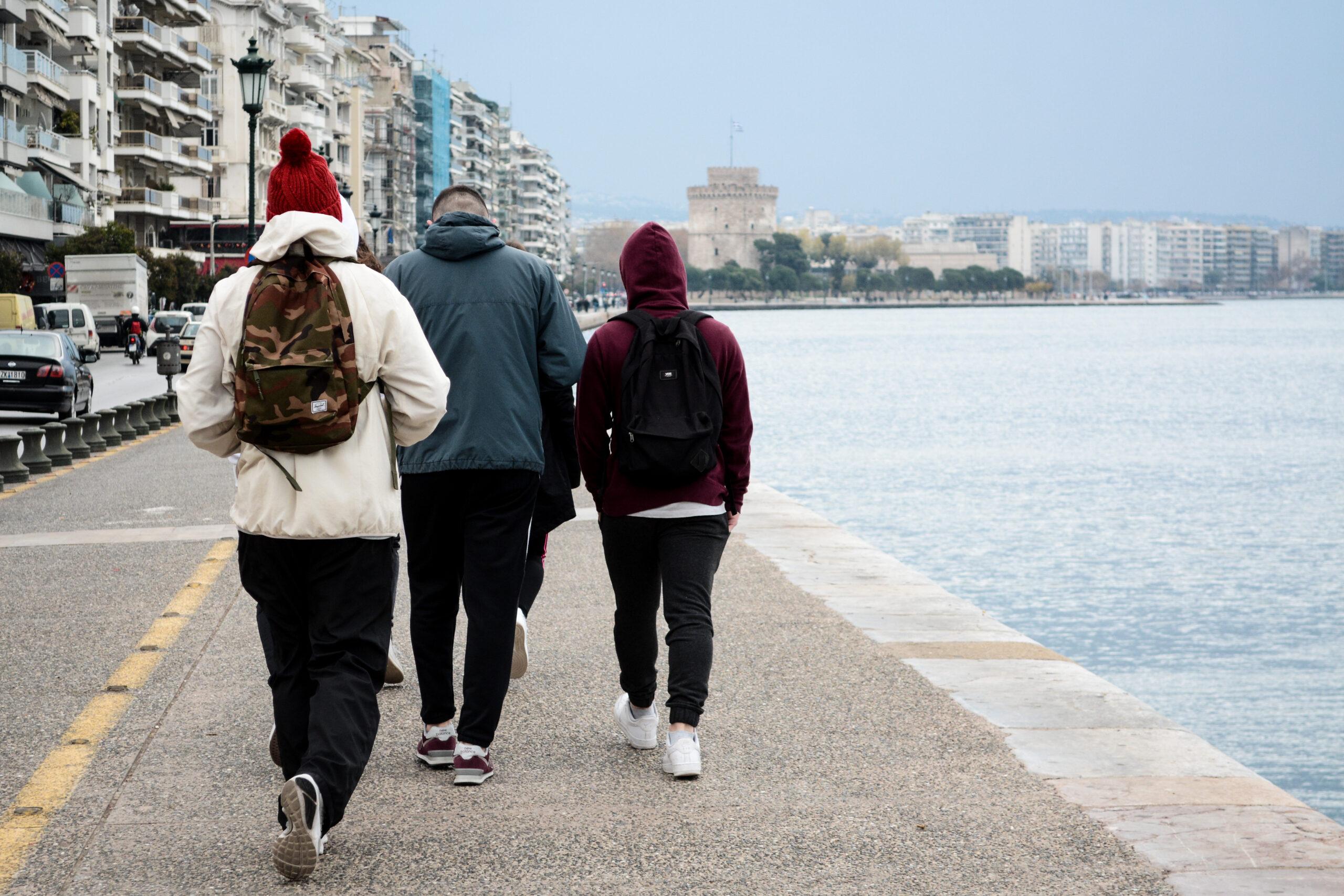 Βουτιά της θερμοκρασίας με βροχές και καταιγίδες ο καιρός για αύριο