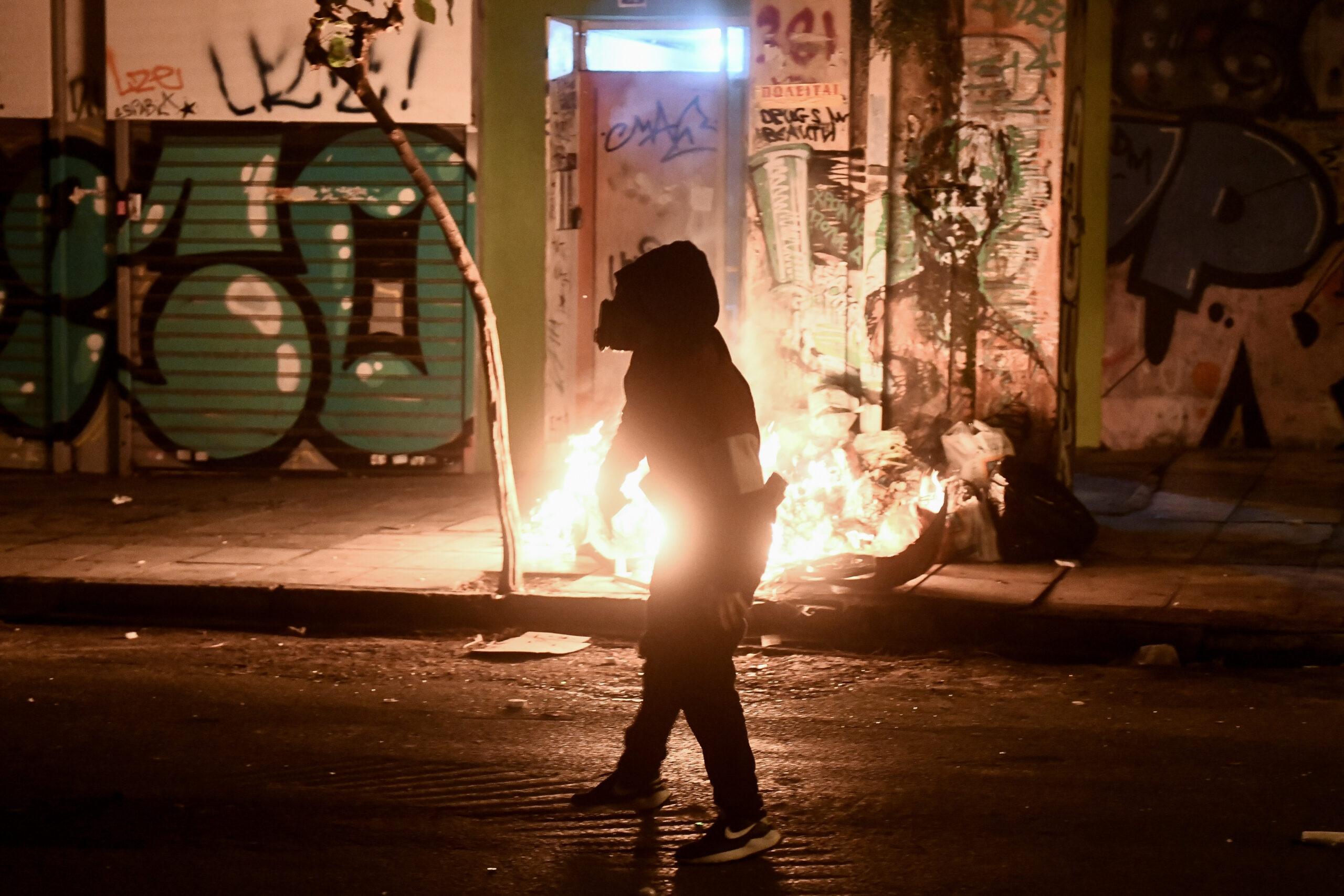 Επεισόδια στα Εξάρχεια: Άγνωστοι πέταξαν μολότοφ σε αστυνομικούς