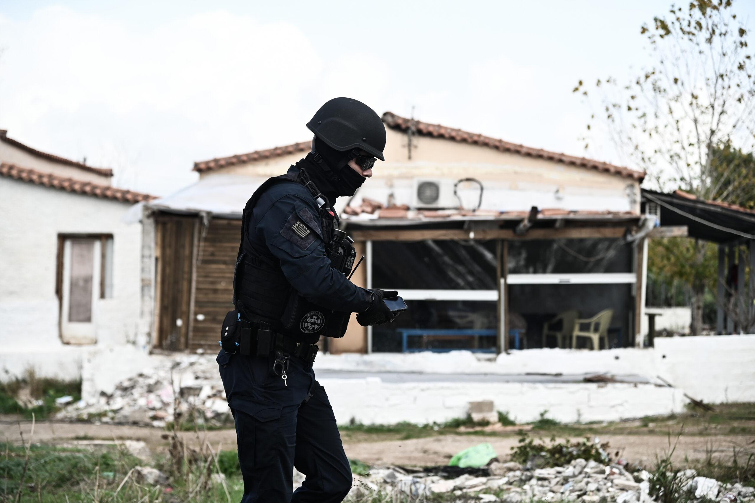 Βοιωτία: Ο αστυνομικός ισχυρίζεται ότι δεν πάτησε τη σκανδάλη – «Με απώθησε και εκπυρσοκρότησε το όπλο»