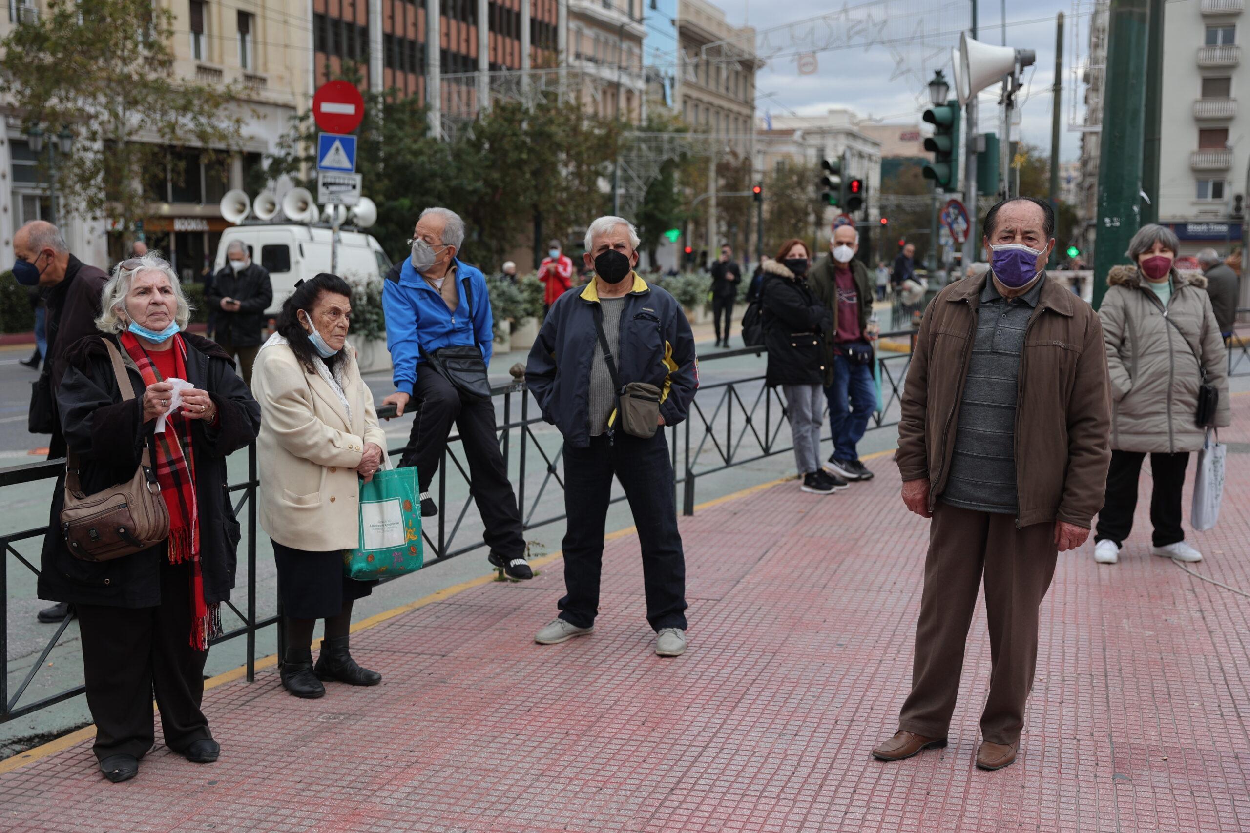Συνταξιούχοι: Επίδομα Χριστουγέννων και αυξήσεις – Αυτές είναι οι τρεις κατηγορίες