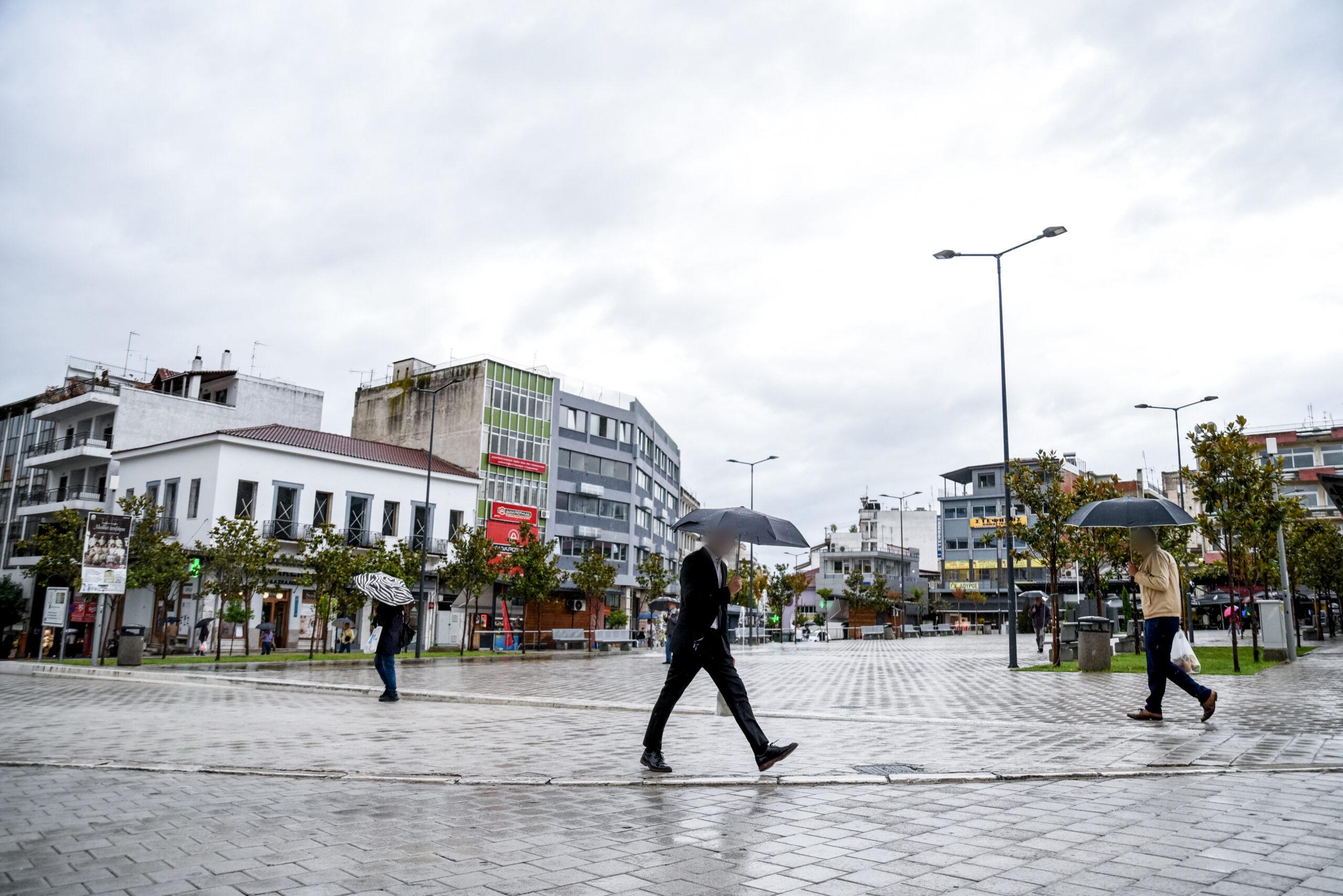 Καιρός: Πέφτει η θερμοκρασία στα βόρεια – Βροχοπτώσεις σε πολλές περιοχές