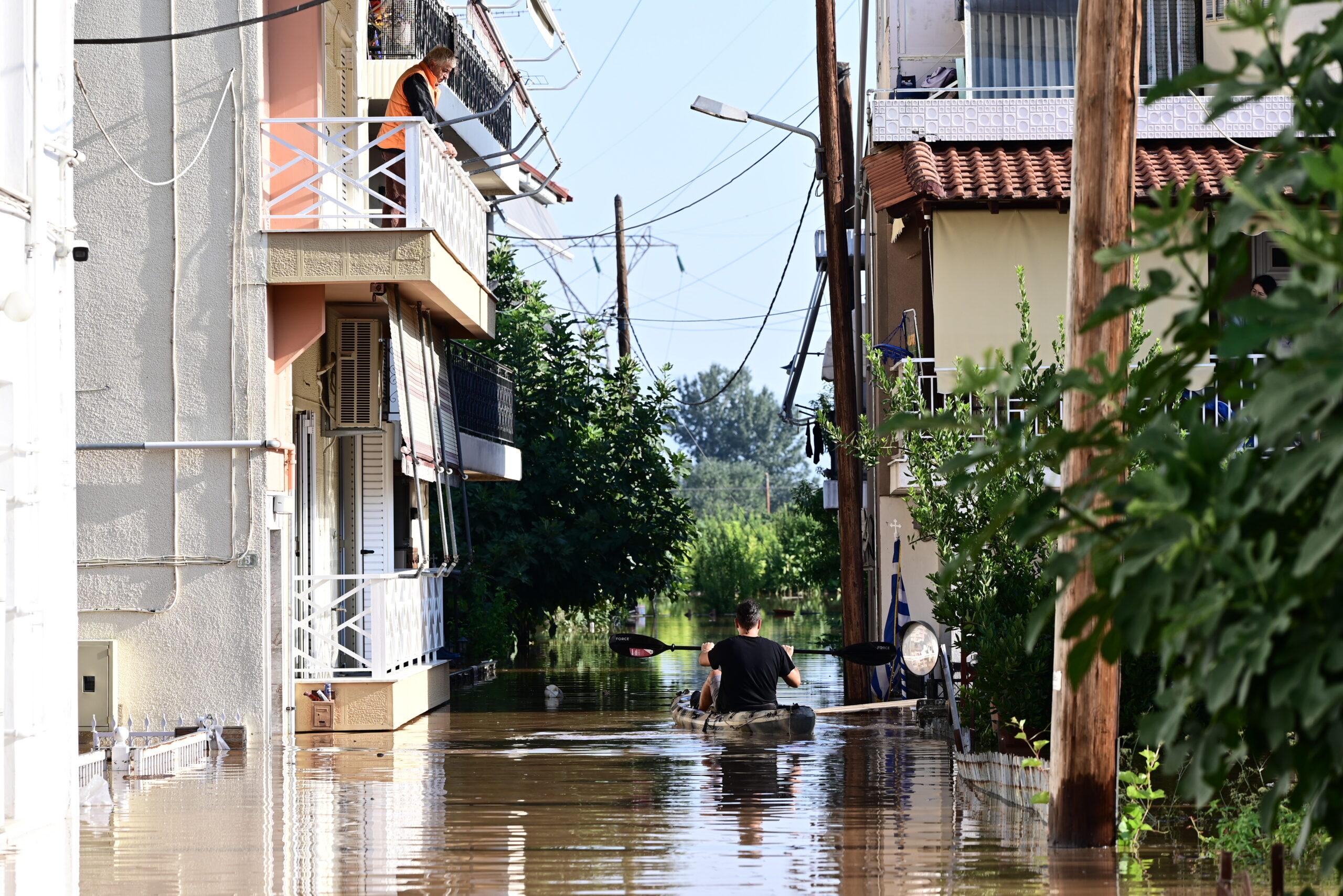 Τρίκαλα: Κάτοικος της πόλης δώρισε φουσκωτή βάρκα στην αστυνομία