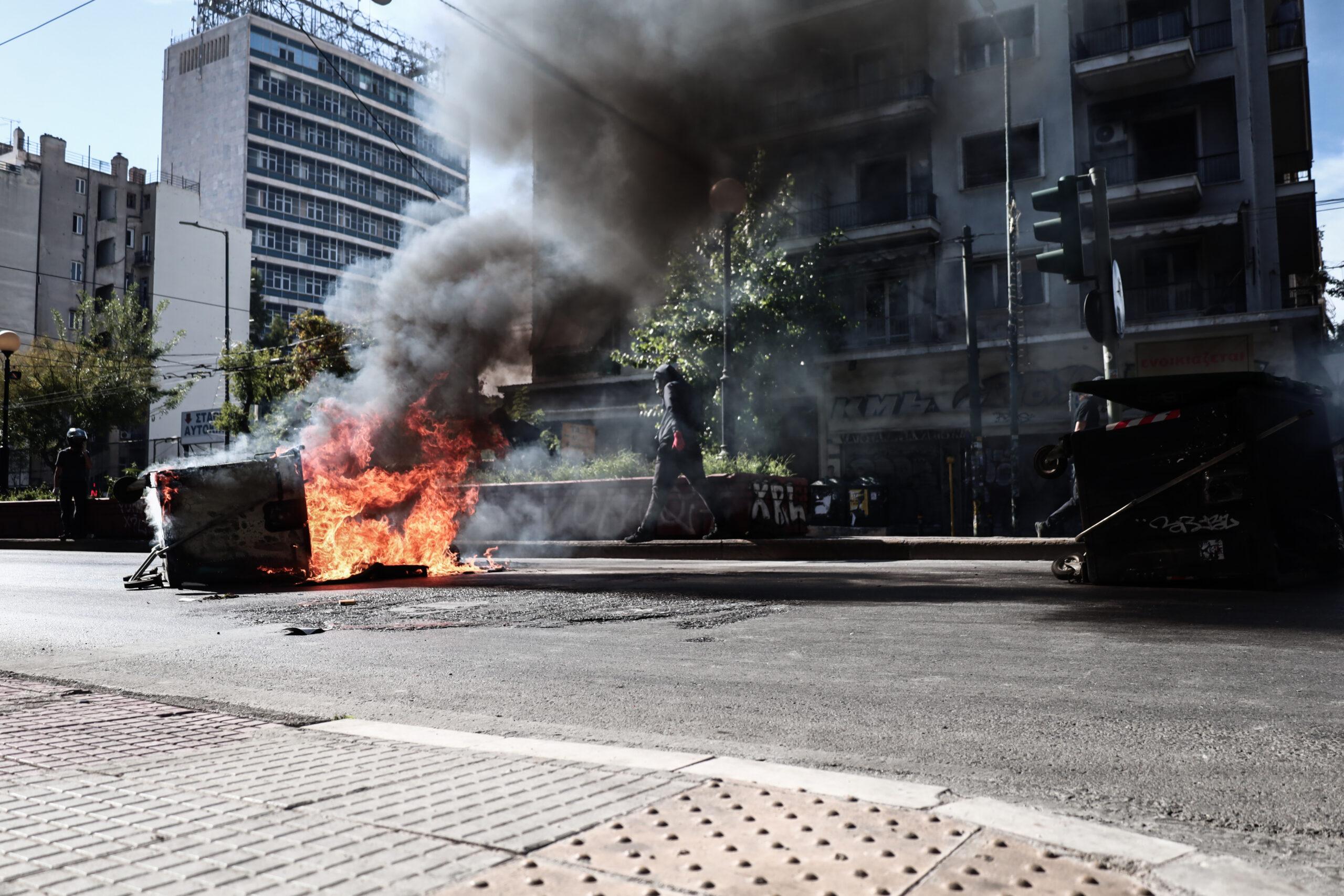 Ένταση στη λεωφόρο Αθηνών, έξω από τη Γεωπονική – Φωτιές σε κάδους