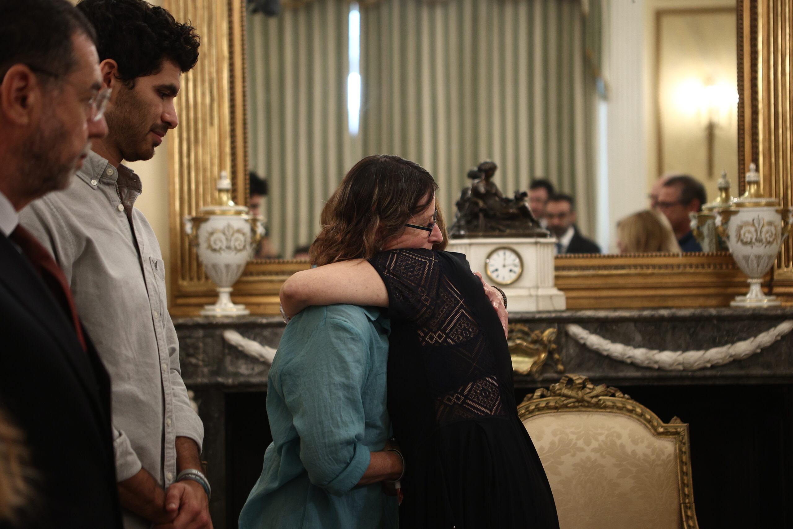 Συγκινητική στιγμή για την Πρόεδρο Σακελλαροπούλου κατά τη συνάντηση με συγγενείς αιχμαλώτων της Χαμάς