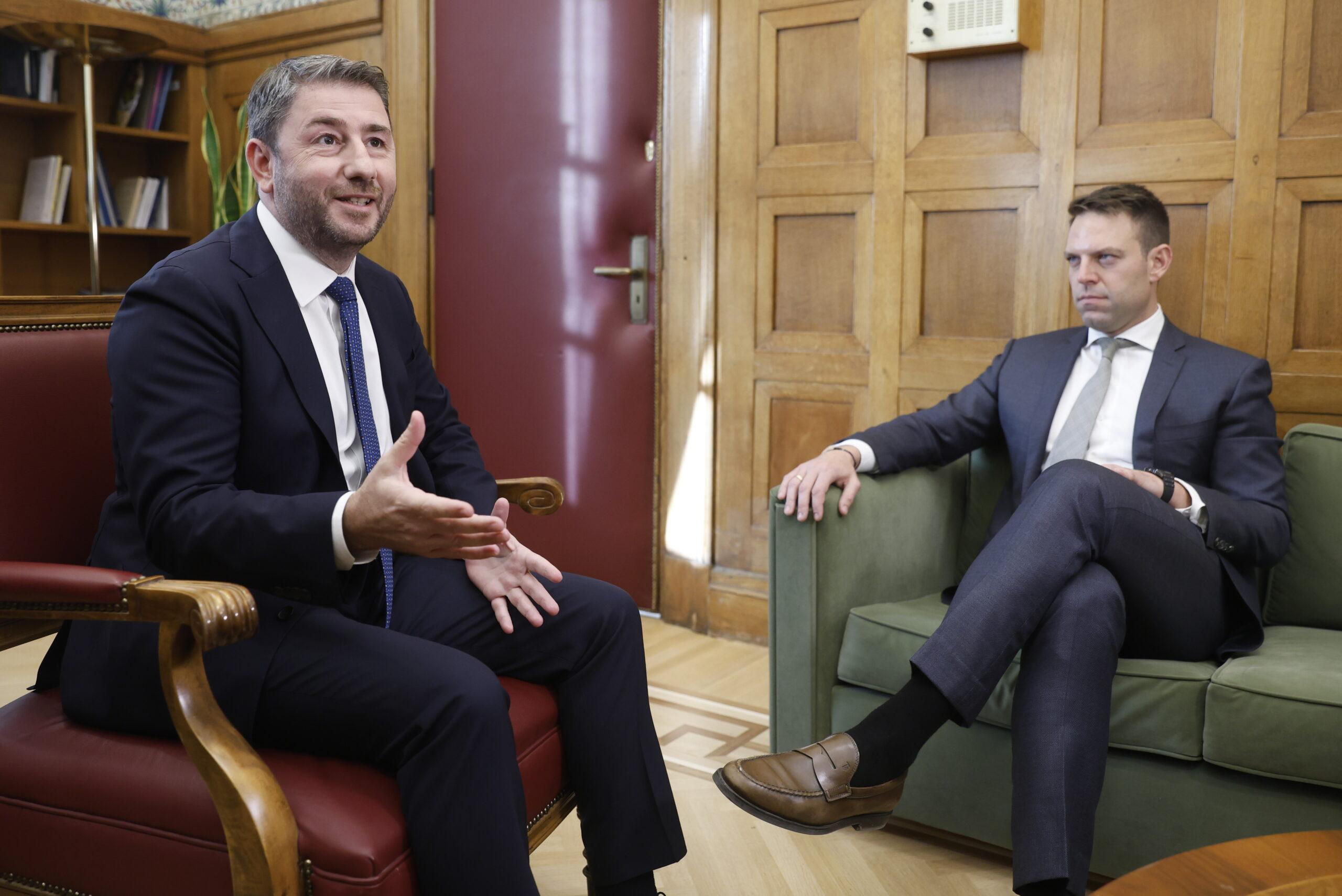 Σε εξέλιξη η συνάντηση Κασσελάκη – Ανδρουλάκη