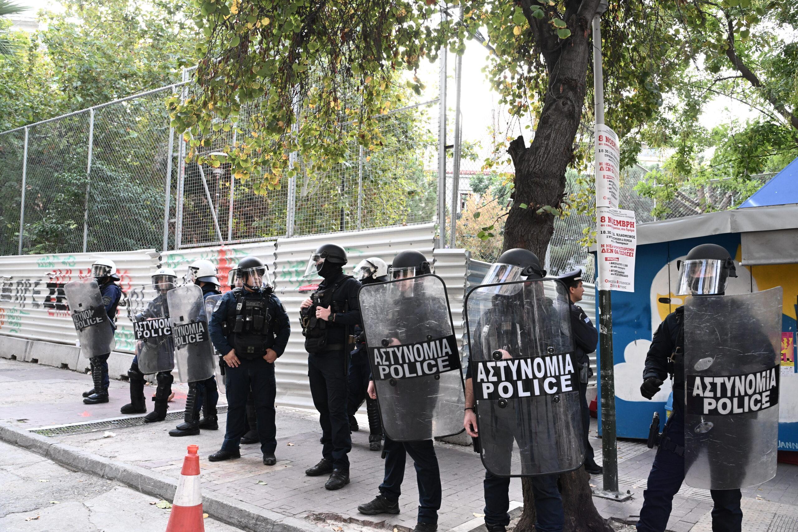 Βοιωτία: Στον εισαγγελέα ο αστυνομικός που κατηγορείται για τον θάνατο του 17χρονου Ρομ – Έντονες αποδοκιμασίες από τους συγγενείς του θύματος