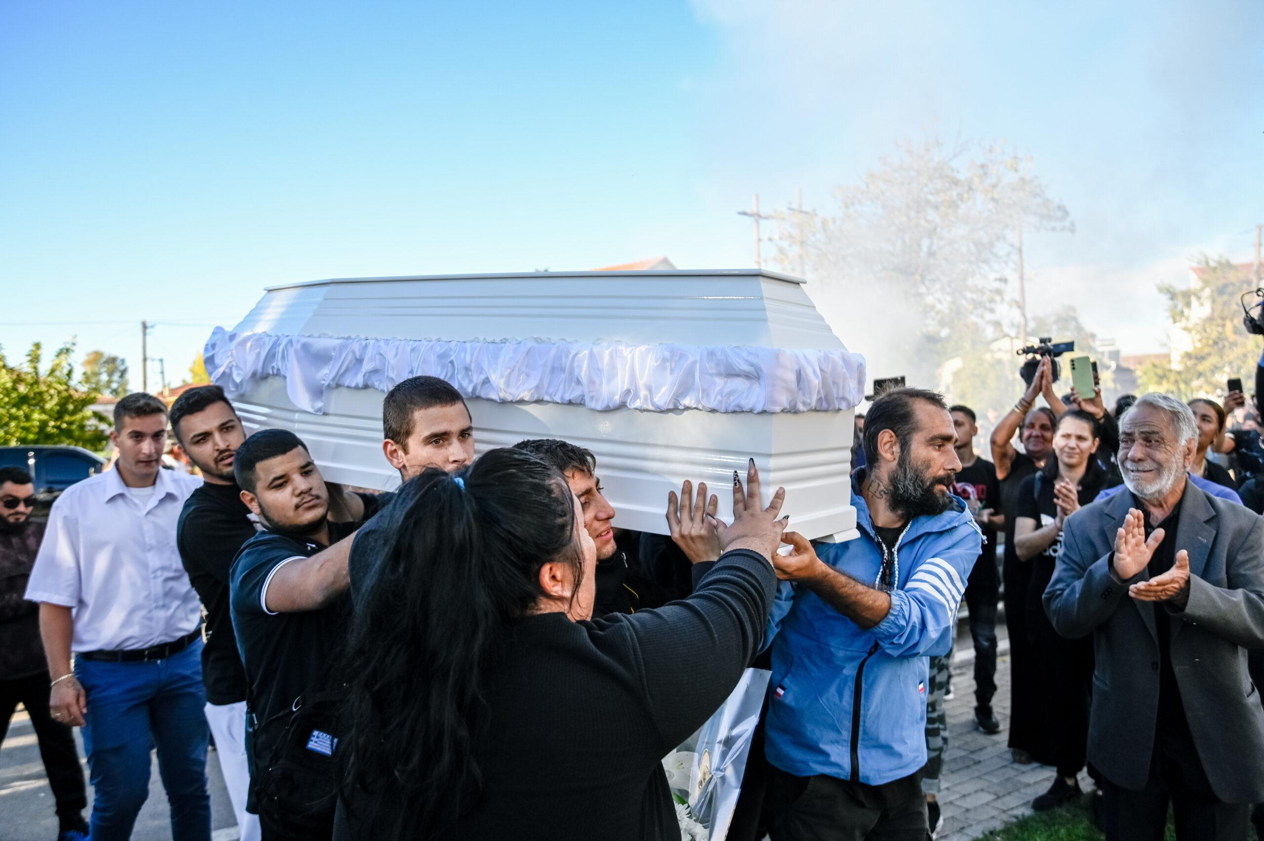 Βοιωτία: Ξέσπασμα της μητέρας του 17χρονου – «Να μην ξαναδεί τον ήλιο ο αστυνομικός»